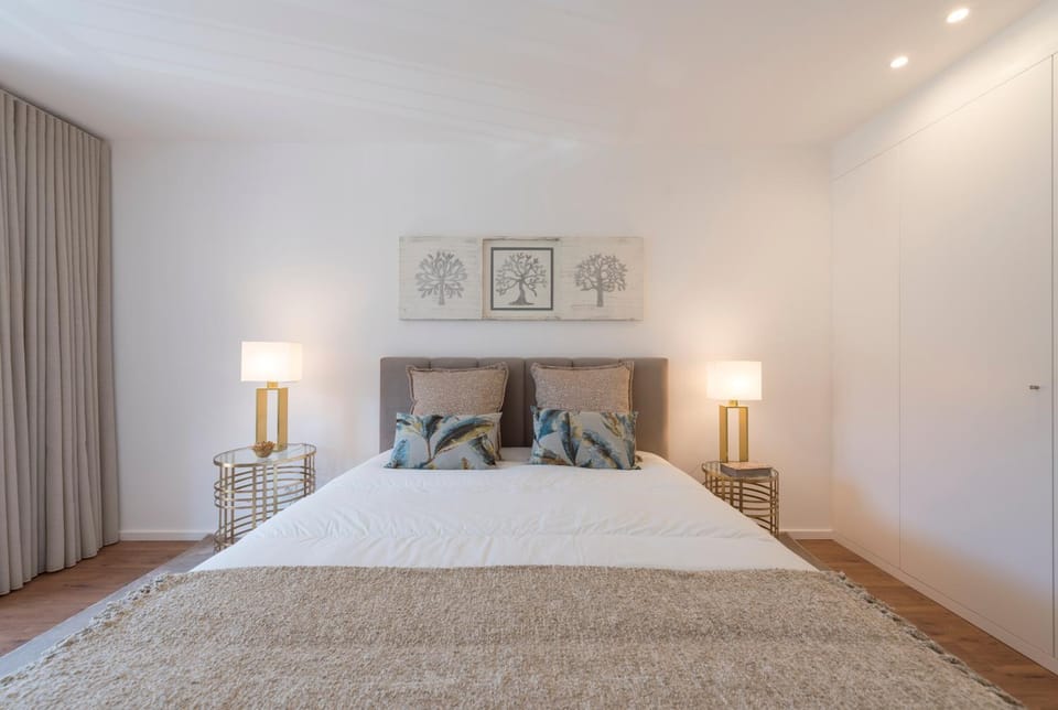 LovelyStay - Downtown Balcony Apartment with Free Parking Apartment in Porto