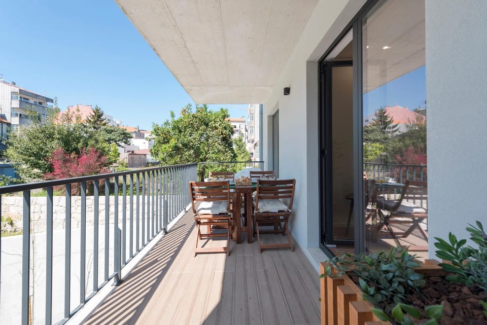 LovelyStay - Downtown Balcony Apartment with Free Parking Apartment in Porto