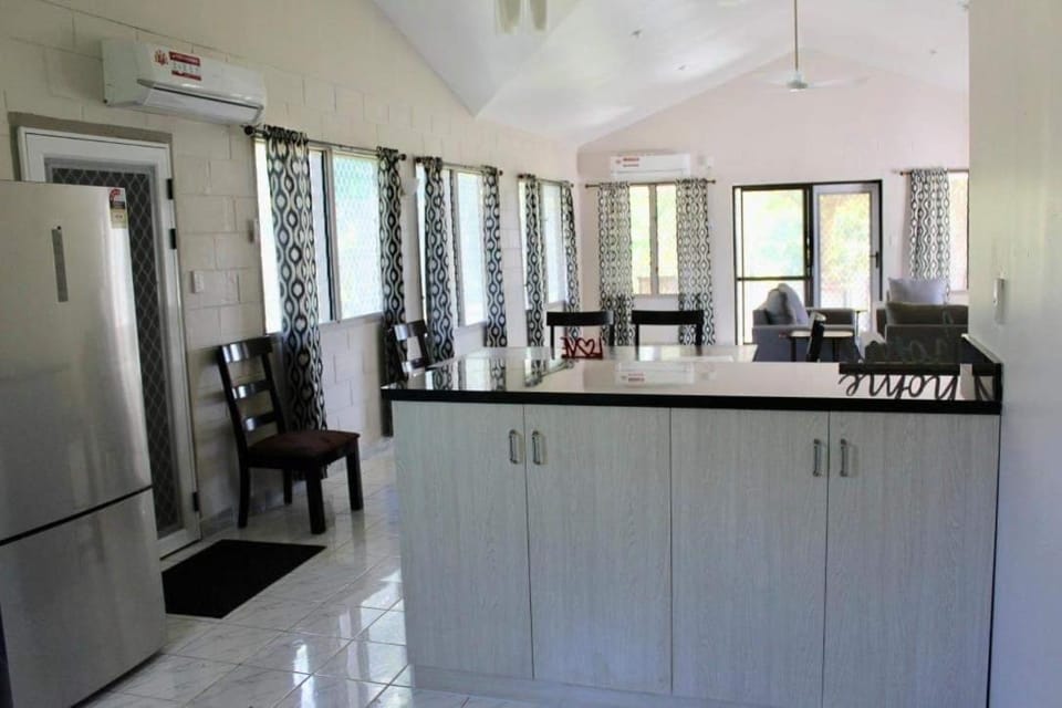 Kitchen or kitchenette, Lounge or bar