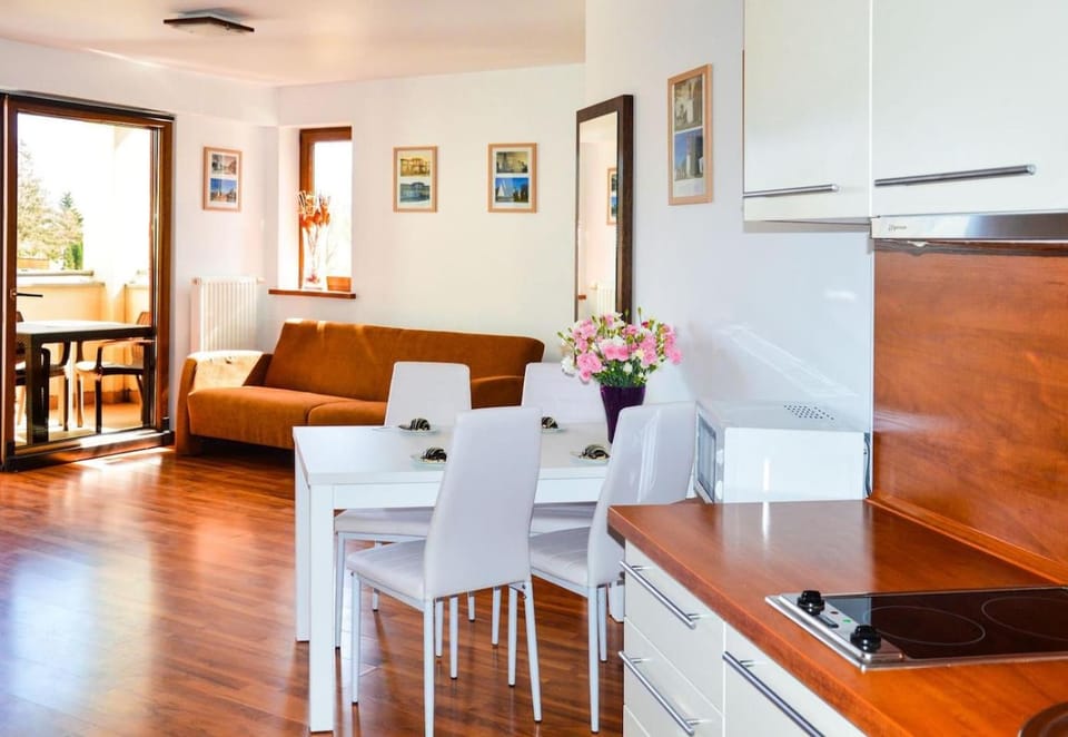 Kitchen or kitchenette, Seating area, Dining area