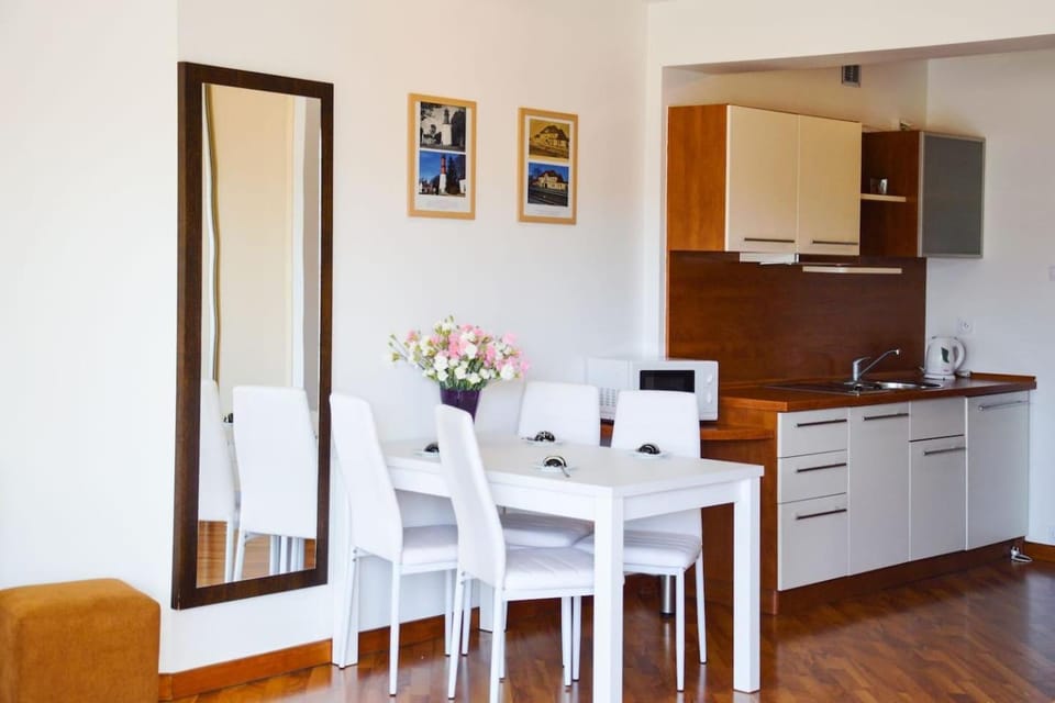 Kitchen or kitchenette, Dining area
