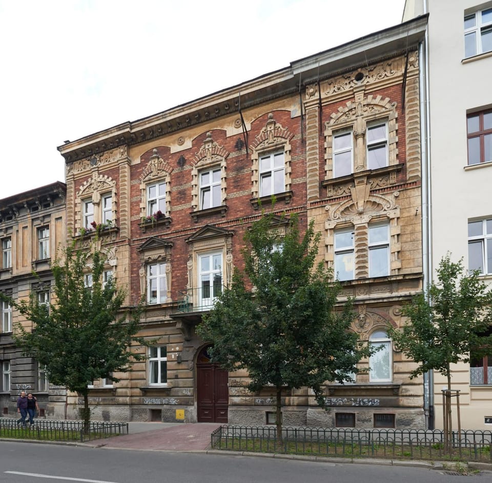 Property building, Off site, Day, Neighbourhood, Location