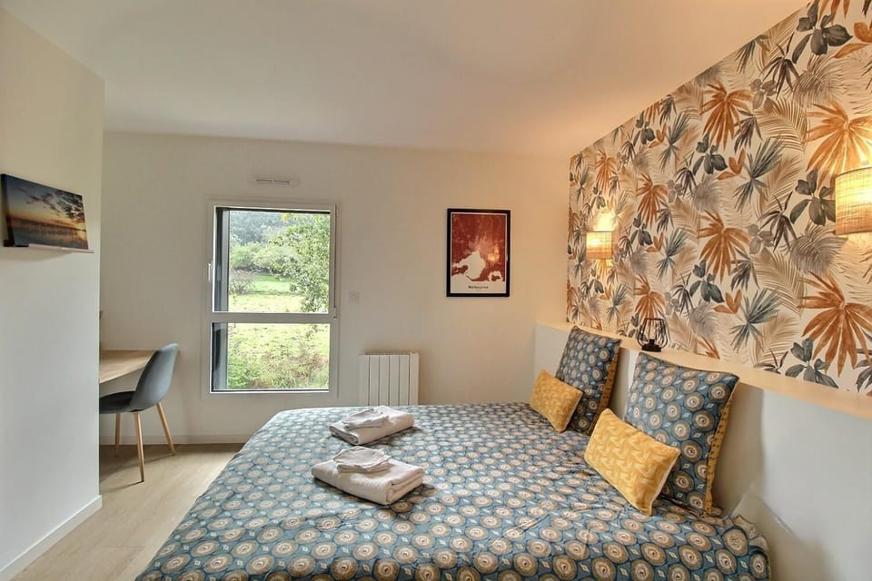 Bed, Photo of the whole room, Seating area, Bedroom, Garden view, internet