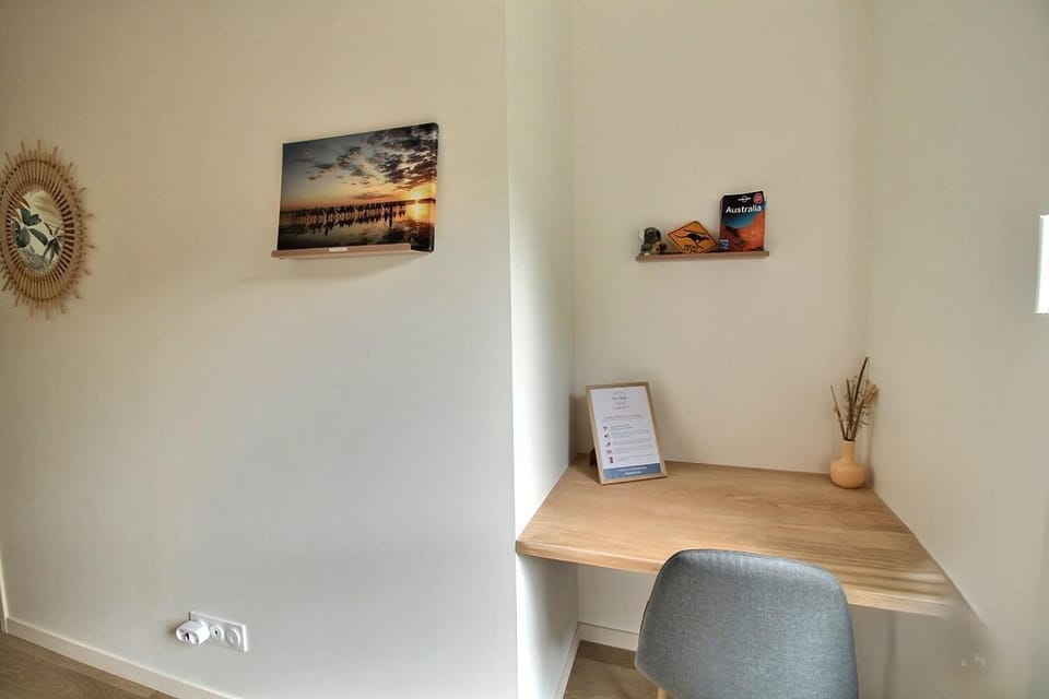 Seating area, Bedroom, internet