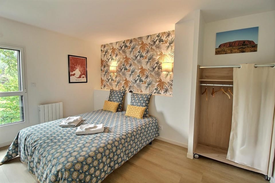 Bed, Photo of the whole room, Bedroom, Garden view, wardrobe