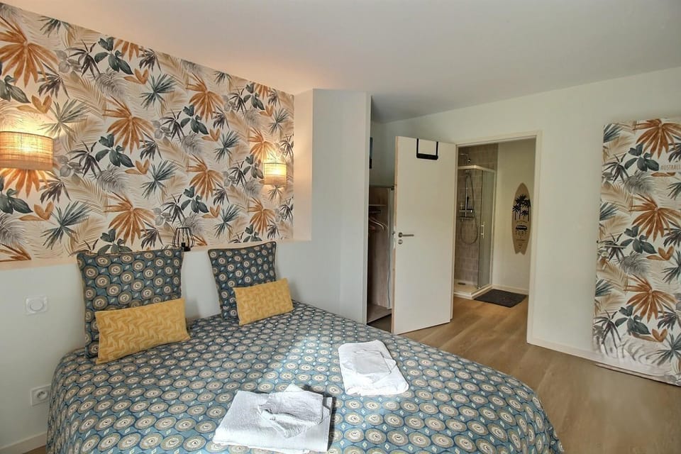 Shower, Bed, Bathroom, Photo of the whole room, Bedroom