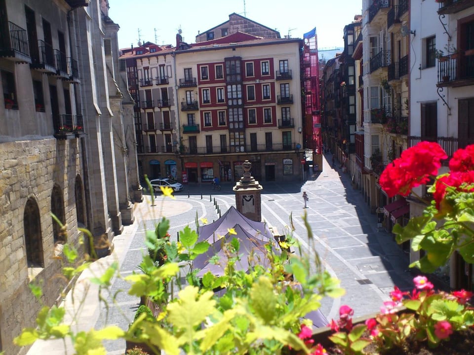 Property building, Nearby landmark, Neighbourhood, Balcony/Terrace, Area and facilities
