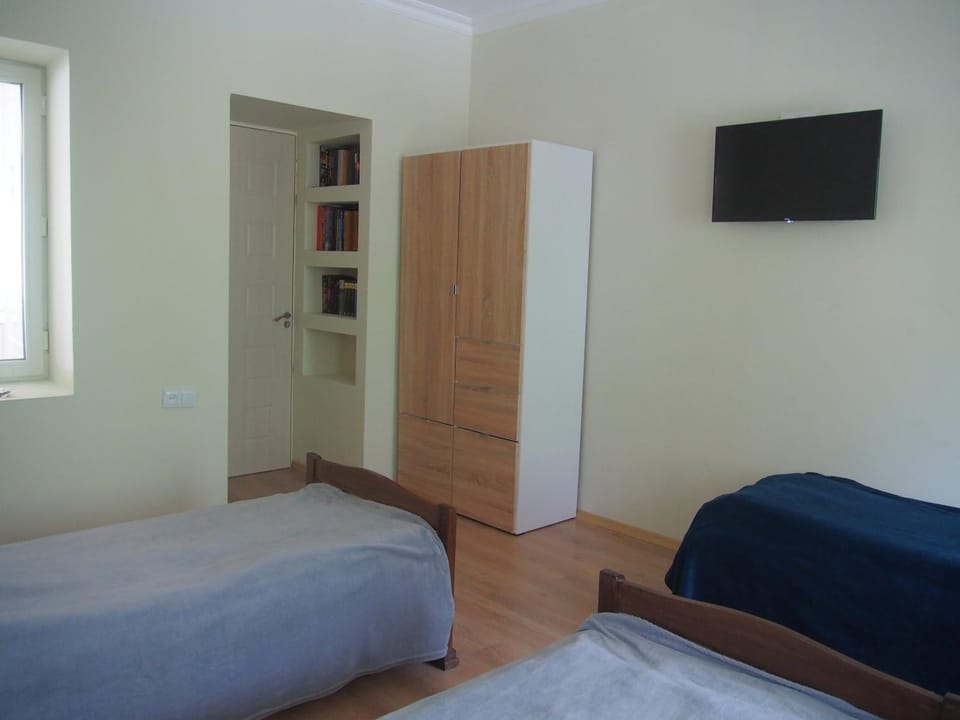 Bed, TV and multimedia, Photo of the whole room, Bedroom