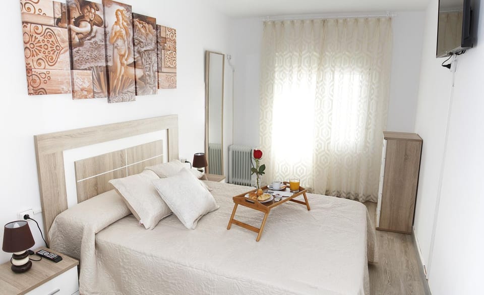 Bed, TV and multimedia, Photo of the whole room, Bedroom