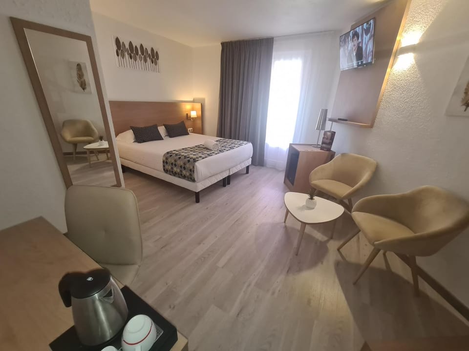 Bed, Photo of the whole room, Seating area, Bedroom