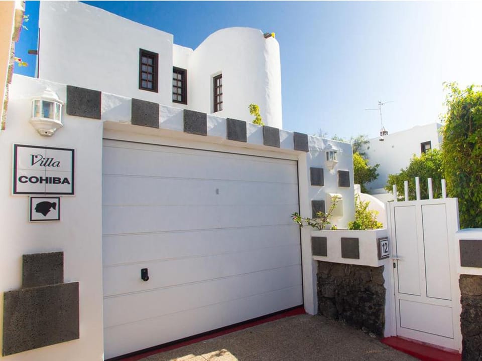 Facade/entrance, Off site