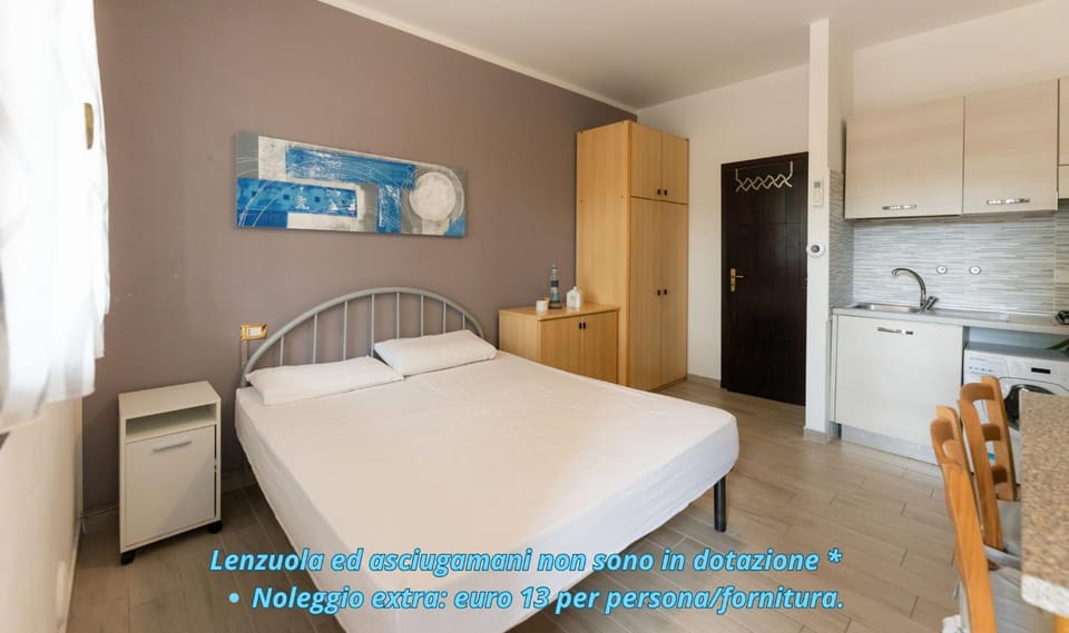 Bed, Living room, Bedroom, towels