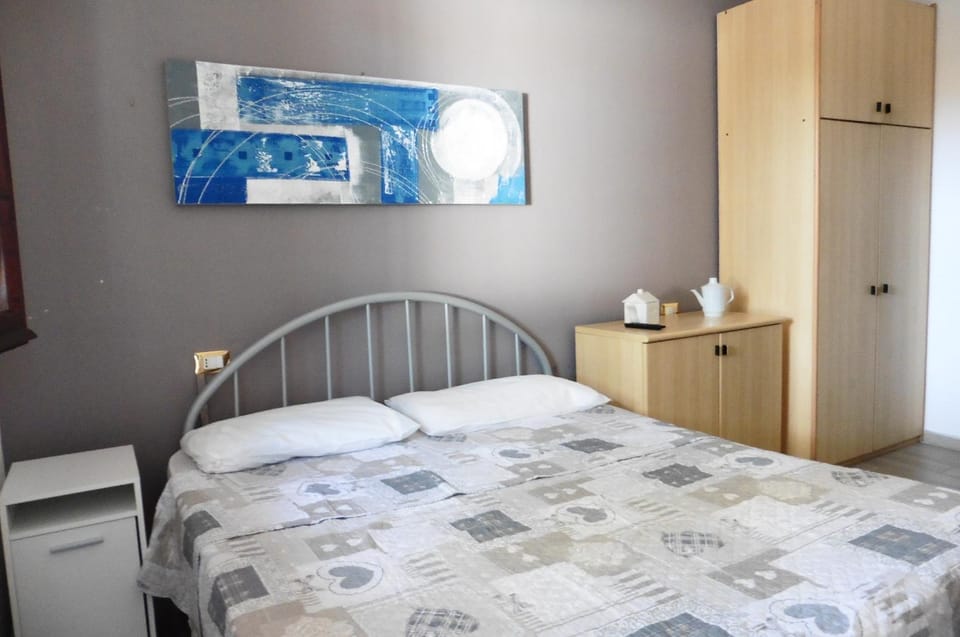 Bed, Photo of the whole room, hair dresser