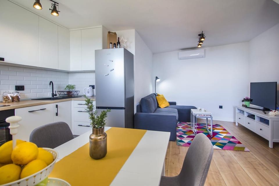 TV and multimedia, Kitchen or kitchenette, Living room, Photo of the whole room, Dining area