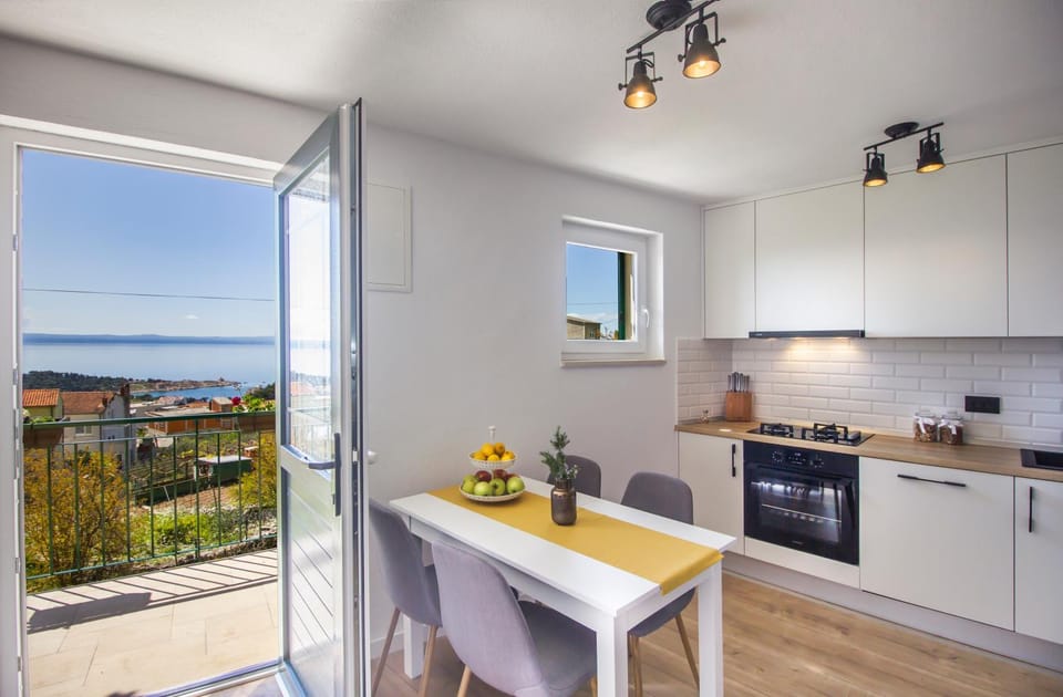 Balcony/Terrace, Kitchen or kitchenette, Dining area, Sea view