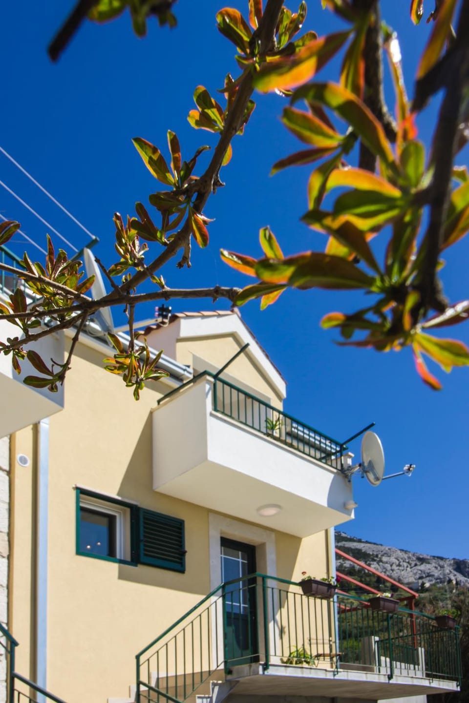 Property building, Facade/entrance, Balcony/Terrace, Landmark view, Mountain view