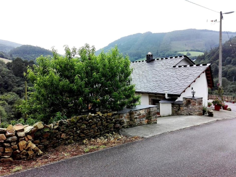 Property building, Neighbourhood, Mountain view