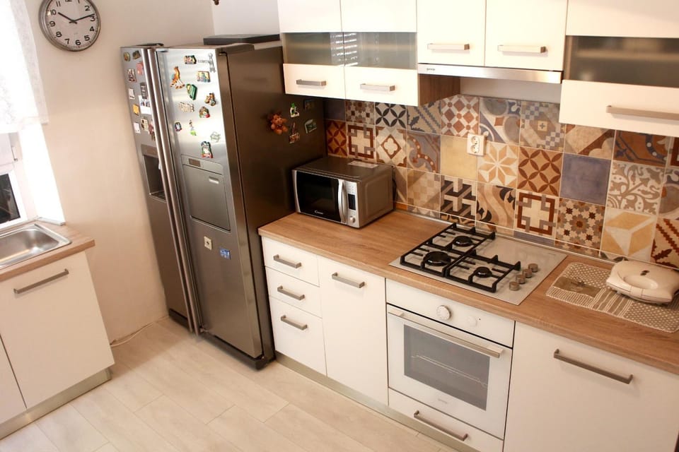Coffee/tea facilities, Kitchen or kitchenette, Dining area, Communal kitchen