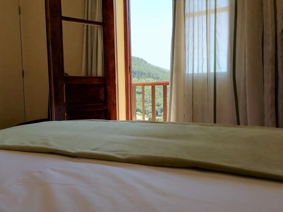 Bed, Bedroom, Mountain view
