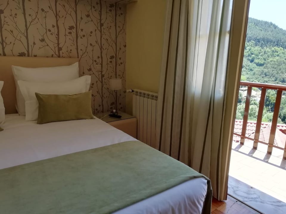 Photo of the whole room, Decorative detail, Mountain view