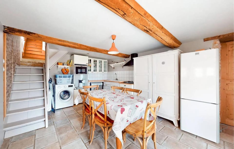Maison spacieuse avec piscine et vue sur jardin à Fourches House in Normandy