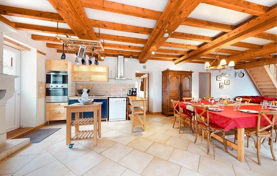 Maison spacieuse avec piscine et vue sur jardin à Fourches House in Normandy