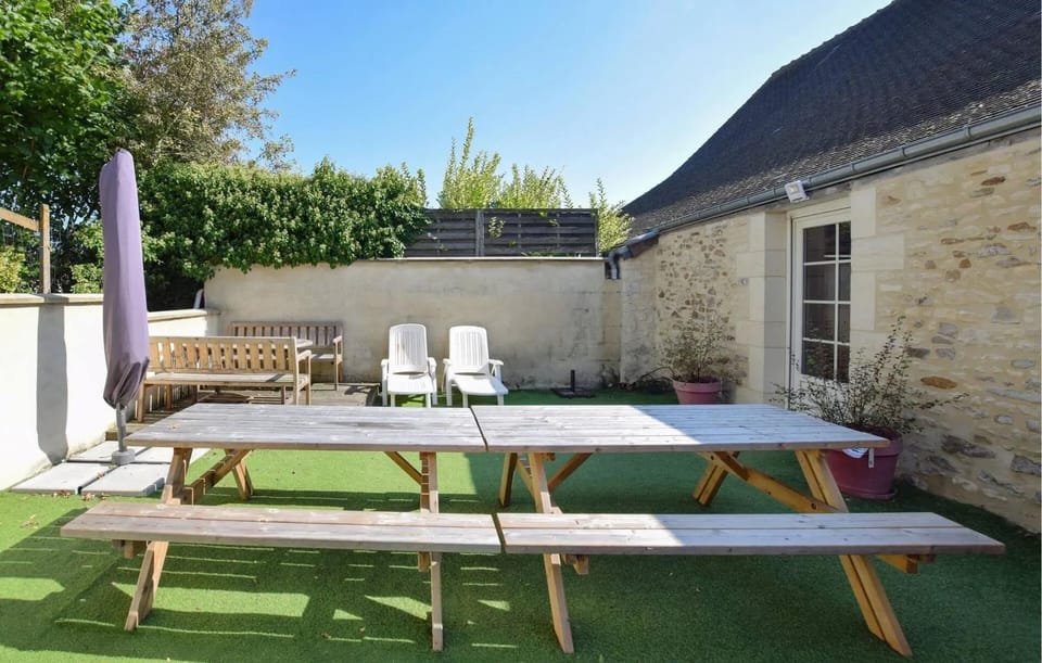 Maison spacieuse avec piscine et vue sur jardin à Fourches House in Normandy