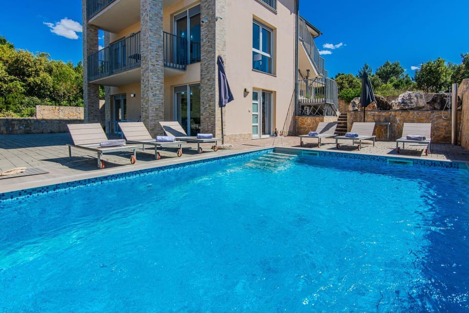 Property building, Patio, Day, Pool view, Swimming pool, sunbed