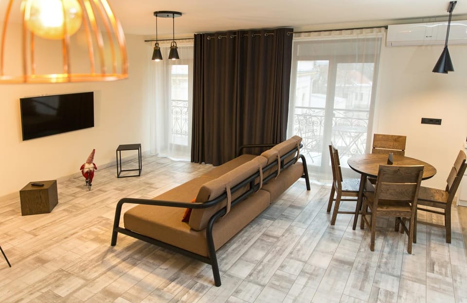 TV and multimedia, Living room, Seating area, Dining area