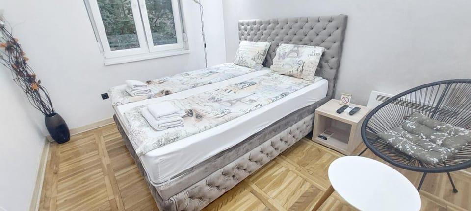 Bed, Living room, Photo of the whole room, Seating area, Bedroom