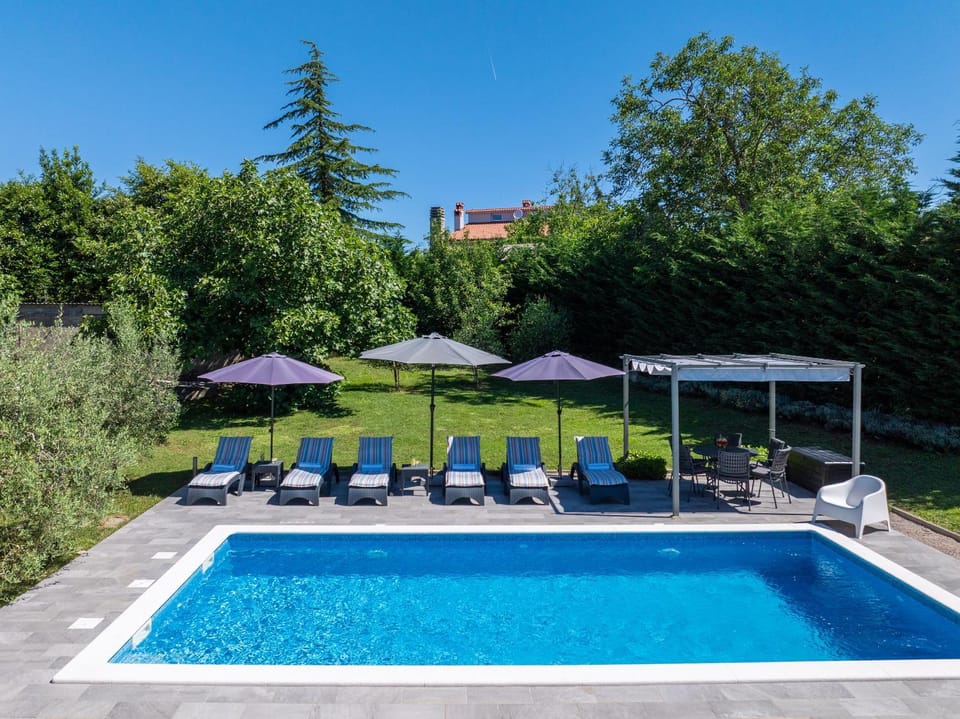 Swimming pool, sunbed