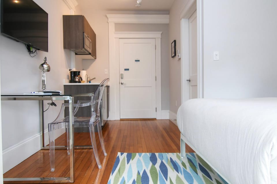 Bed, TV and multimedia, Kitchen or kitchenette, Seating area