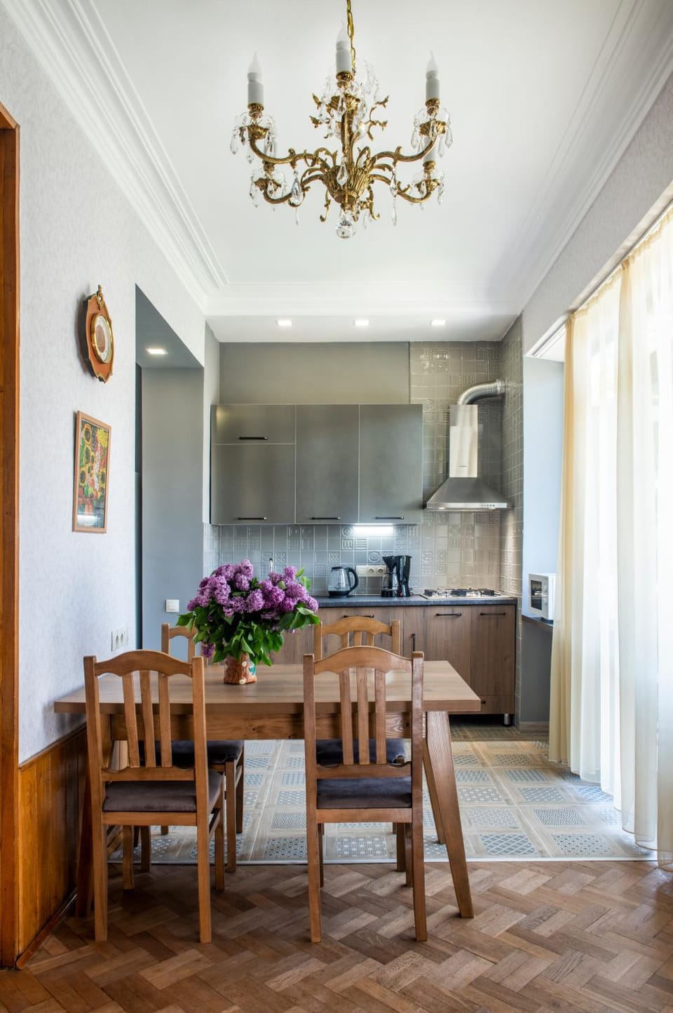 Kitchen or kitchenette, Dining area