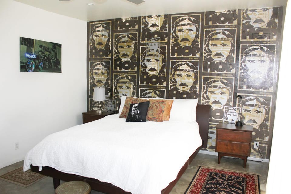 Ocean Front Vortex Female Hostel private rooms Free bikes Hostel in Venice Beach