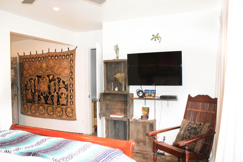 Ocean Front Vortex Female Hostel private rooms Free bikes Hostel in Venice Beach