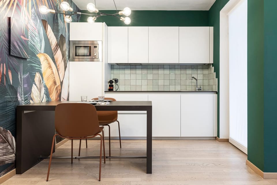 Kitchen or kitchenette, Dining area