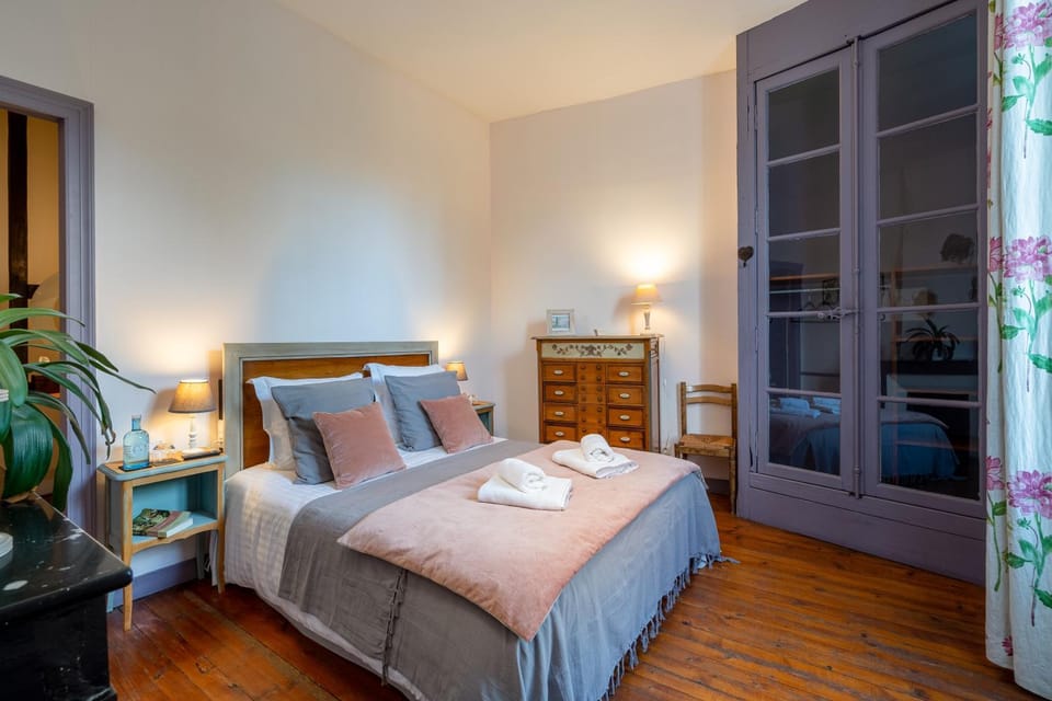 Bed, Photo of the whole room, towels