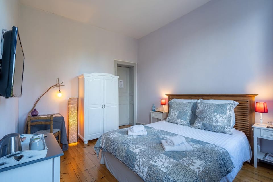 Bed, TV and multimedia, Photo of the whole room, towels