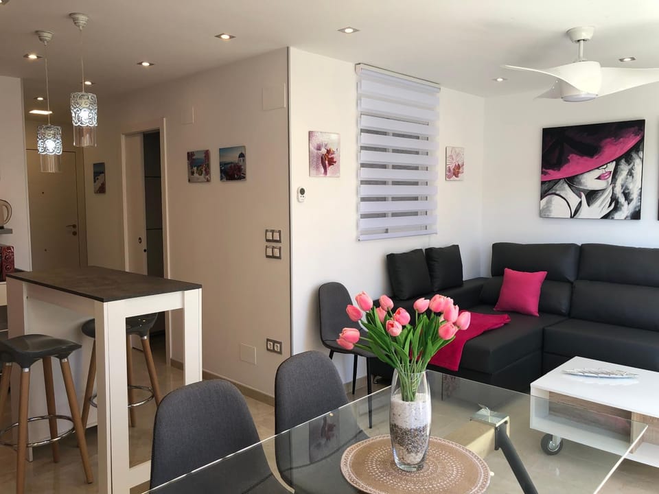 Seating area, Dining area, fireplace, air conditioner