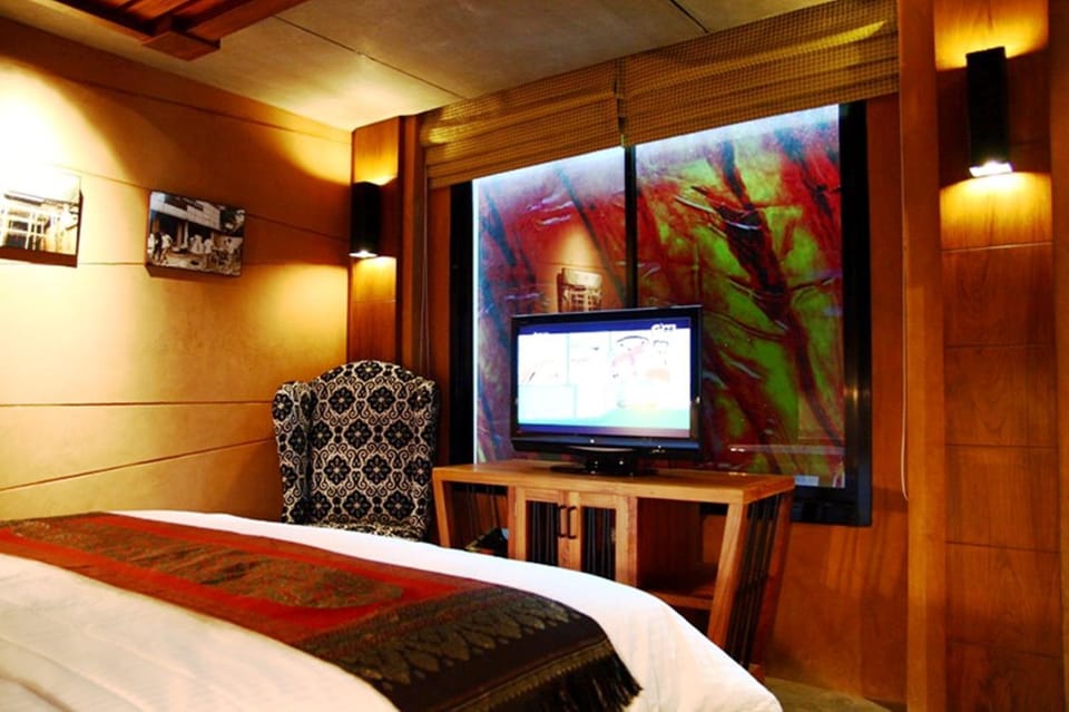 Bed, TV and multimedia, Seating area