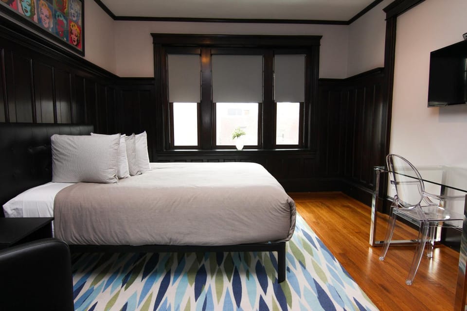 Bed, TV and multimedia, View (from property/room), Seating area, Bedroom