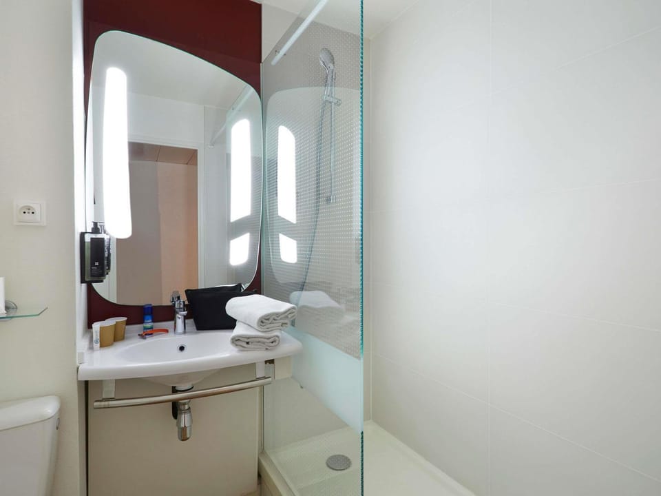 Shower, Toilet, Bathroom, Bedroom, towels