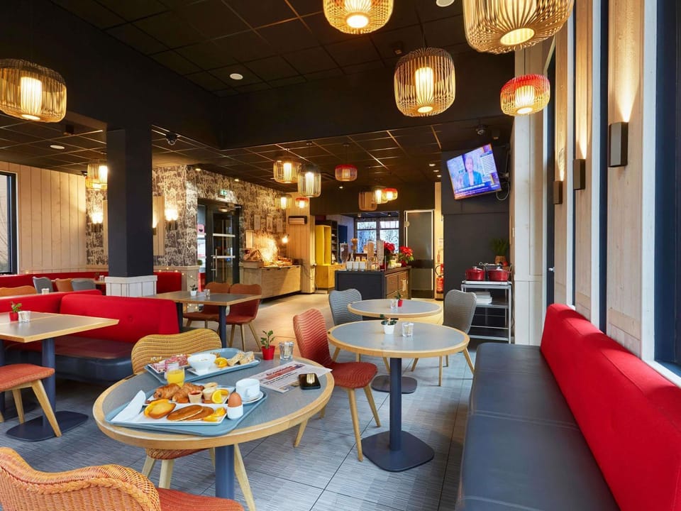 Property building, Restaurant/places to eat, Food and drinks