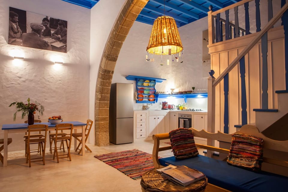 Living room, Lounge or bar, Seating area, Dining area