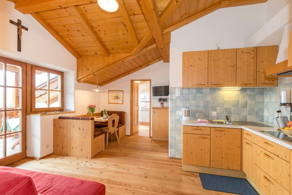 TV and multimedia, Kitchen or kitchenette, Living room, Seating area, Dining area, stove