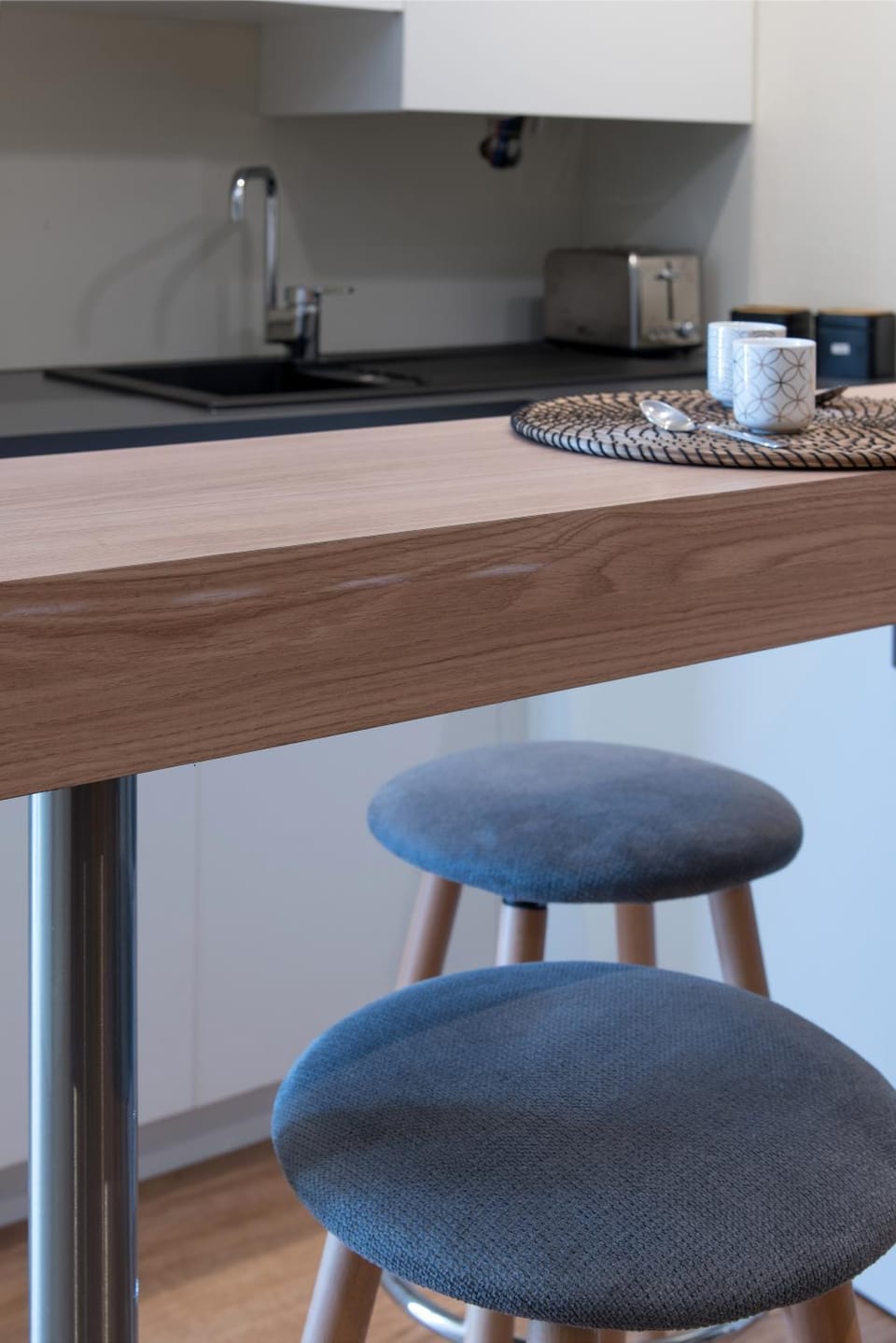 Studio Design Paloma Dark Apartment in Lyon