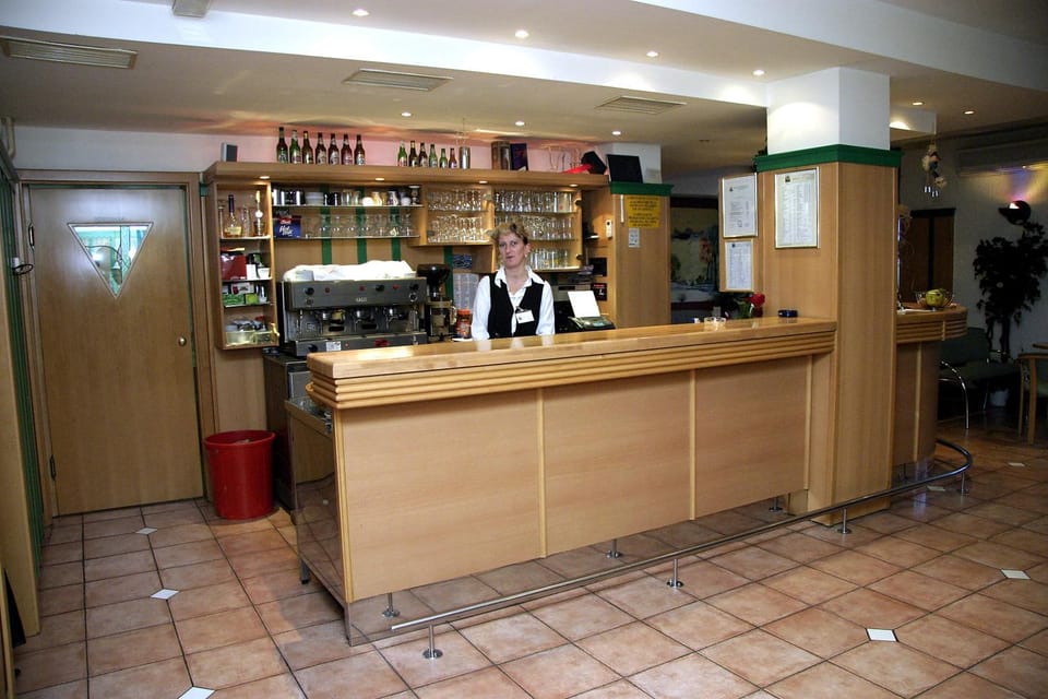 Staff, Lounge or bar
