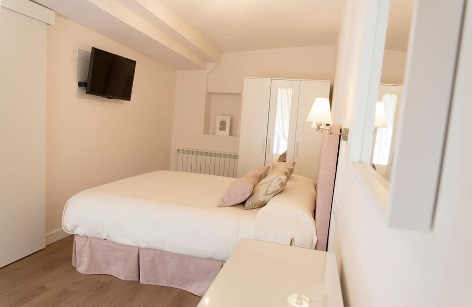 TV and multimedia, Photo of the whole room, Bedroom