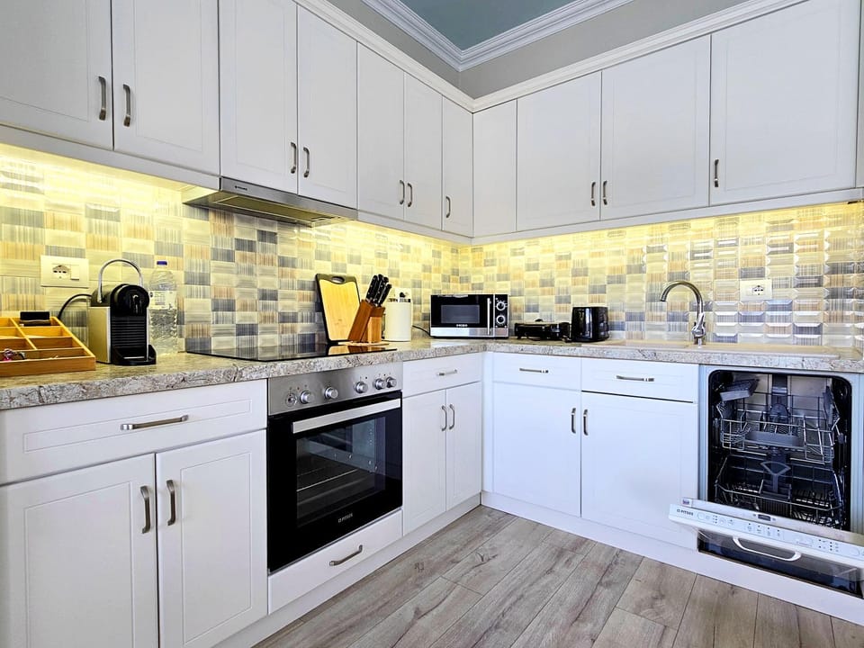Coffee/tea facilities, Kitchen or kitchenette, dishwasher, oven, stove, toaster