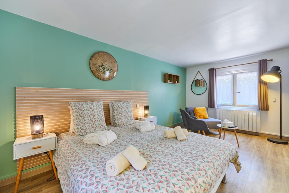 Bed, Photo of the whole room, Bedroom, towels